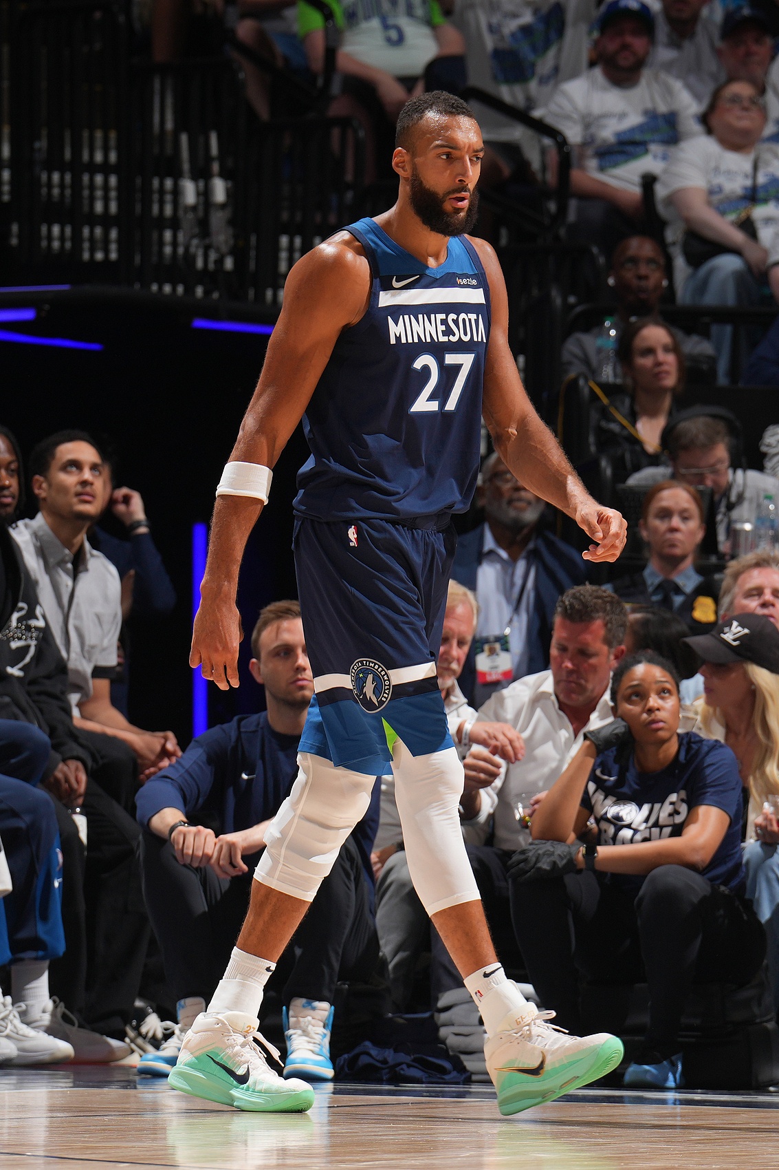 乐鱼VIP注册-内线支柱！戈贝尔半场5投3中得到6分7板1助1断2帽 正负值+5